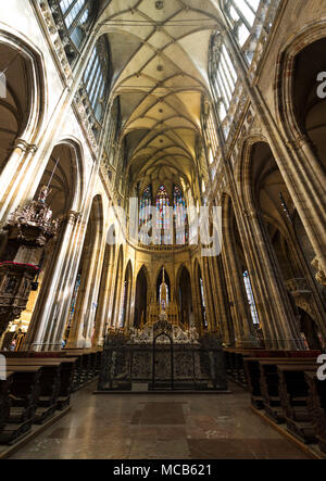 10. April 2018, in der Tschechischen Republik, Prag: Eine Innenansicht des Mittelschiffs in St. Veitsdom auf der Prager Burg. Die Kathedrale ist die größte Kirche in der Tschechischen Republik und einer von mehreren Gebäuden als Weltkulturerbe im historischen Zentrum von Prag aufgeführt. Foto: Monika Skolimowska/dpa-Zentralbild/dpa Stockfoto