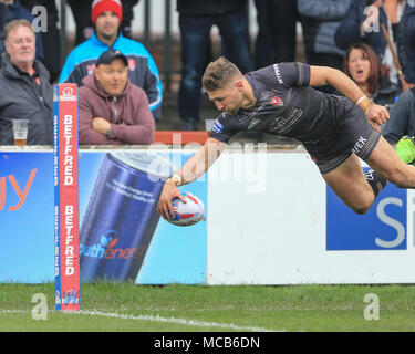 Wakefield, Großbritannien, 15. April 2018 Betfred Super League Rugby, Wakefield Trinity v St Helens; Tom Makinson von St Helens geht über für einen Versuch der Credit: Aktuelles Bilder/Alamy Live News Credit: Aktuelles Bilder/Alamy leben Nachrichten Stockfoto