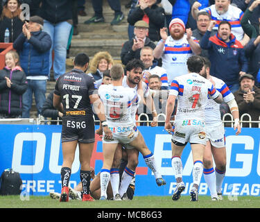 Wakefield, Großbritannien, 15. April 2018 Betfred Super League Rugby, Wakefield Trinity v St Helens; Justin Horo von Wakefield Trinity feiert seinen Versuchen mit Teamkollegen Credit: Aktuelles Bilder/Alamy Live News Credit: Aktuelles Bilder/Alamy leben Nachrichten Stockfoto