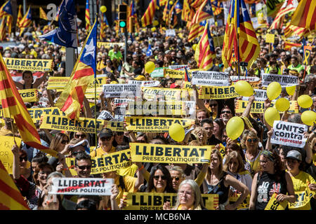 Barcelona, Spanien, 15. April 2018 in Barcelona, Spanien, 15. April 2018 Demonstranten gesehen Holding Banner während der Demonstration. Eine Demonstration, die durch soziale, kulturelle Organisationen, Gewerkschaften und politischen Parteien organisiert, unter dem Motto "Wir sie zu Hause' möchten. Credit: SOPA Images Limited/Alamy leben Nachrichten Stockfoto