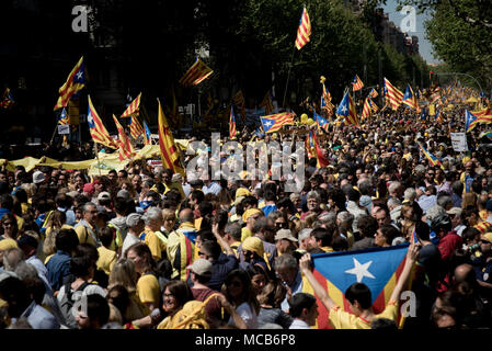 Barcelona, Spanien, 15. April 2018 Hunderttausende pro-unabhängigkeit Unterstützer Marsch durch die Straßen von Barcelona die Freilassung der Inhaftierten katalanischen Führer. Credit: Jordi Boixareu/Alamy leben Nachrichten Stockfoto