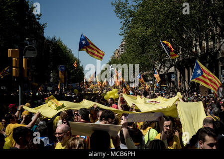 Barcelona, Spanien, 15. April 2018 Hunderttausende pro-unabhängigkeit Unterstützer Marsch durch die Straßen von Barcelona die Freilassung der Inhaftierten katalanischen Führer. Credit: Jordi Boixareu/Alamy leben Nachrichten Stockfoto