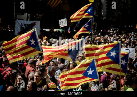 Barcelona, Spanien, 15. April 2018 Hunderttausende pro-unabhängigkeit Unterstützer Marsch durch die Straßen von Barcelona die Freilassung der Inhaftierten katalanischen Führer. Credit: Jordi Boixareu/Alamy leben Nachrichten Stockfoto