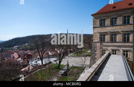 10. April 2018, in der Tschechischen Republik, Prag: Eine Außenansicht der seitlichen Flügel der Prager Burg. Die Burg war der Sitz der böhmischen Könige und Könige bis zum 16. Jahrhundert. Das Fenster (mittlere Reihe, L) war der Ort der historischen zweiten "efenestration von Prag", der am 23. Mai 1618 stattfand, markiert den Beginn der "Dreißigjährigen Krieg", ein wichtiger Wendepunkt in der Geschichte Europas. Foto: Monika Skolimowska/dpa-Zentralbild/dpa Stockfoto