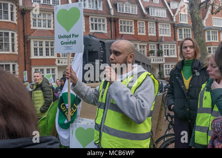 London, Großbritannien. 14 Apr, 2018. Zeyad Cred von United für Grenfell erzählt Menschen, darunter viele, die Familie und Freunde an Grenfell verloren, dass die stillen Spaziergang Kennzeichnung 10 Monate seit der Katastrophe wird sofort nach dem Radfahrer auf ihre Fahrt für Grenfell das Rathaus Sie im Kensington Town Hall met zu betonen, dass Sie halten Kensington und Chelsea Rat für die Tragödie und nicht wirksam mit den Nachwirkungen zu tun verantwortlich ist, mit vielen Überlebenden noch nicht richtig rehoused bestanden haben. Credit: Peter Marschall/Alamy leben Nachrichten Stockfoto
