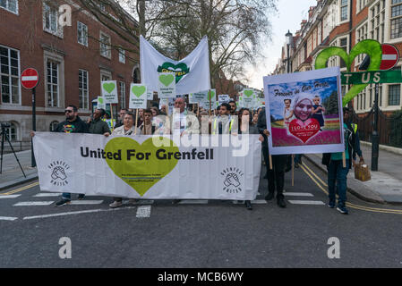 London, Großbritannien. 14 Apr, 2018. Menschen, darunter viele, die Familie und Freunde an Grenfell nehmen Sie teil an einem ruhigen Spaziergang hinter den Vereinigten für Grenfell banner Kennzeichnung 10 Monate seit der Katastrophe verloren. Sie trafen sich an der Kensington Town Hall zu betonen, dass Sie halten Kensington und Chelsea Rat für die Tragödie und nicht wirksam mit den Nachwirkungen zu tun verantwortlich ist, mit vielen Überlebenden noch nicht richtig rehoused. Credit: Peter Marschall/Alamy leben Nachrichten Stockfoto
