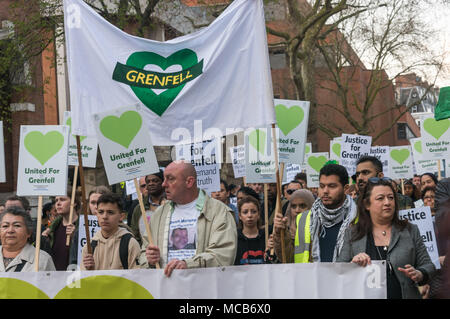 London, Großbritannien. 14 Apr, 2018. Menschen, darunter viele, die Familie und Freunde an Grenfell nehmen Sie teil an einem ruhigen Spaziergang hinter den Vereinigten für Grenfell banner Kennzeichnung 10 Monate seit der Katastrophe verloren. Sie trafen sich an der Kensington Town Hall zu betonen, dass Sie halten Kensington und Chelsea Rat für die Tragödie und nicht wirksam mit den Nachwirkungen zu tun verantwortlich ist, mit vielen Überlebenden noch nicht richtig rehoused. Credit: Peter Marschall/Alamy leben Nachrichten Stockfoto