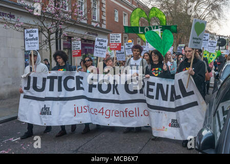 London, Großbritannien. 14 Apr, 2018. Menschen, darunter viele, die Familie und Freunde an Grenfell März mit der Gerechtigkeit für Grenfell Banner in einem stillen Spaziergang Kennzeichnung 10 Monate seit der Katastrophe verloren. Sie trafen sich an der Kensington Town Hall zu betonen, dass Sie halten Kensington und Chelsea Rat für die Tragödie und nicht wirksam mit den Nachwirkungen zu tun verantwortlich ist, mit vielen Überlebenden noch nicht richtig rehoused. Credit: Peter Marschall/Alamy leben Nachrichten Stockfoto