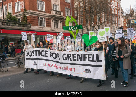 London, Großbritannien. 14 Apr, 2018. Menschen, darunter viele, die Familie und Freunde an Grenfell März mit der Gerechtigkeit für Grenfell Banner in einem stillen Spaziergang Kennzeichnung 10 Monate seit der Katastrophe verloren. Sie trafen sich an der Kensington Town Hall zu betonen, dass Sie halten Kensington und Chelsea Rat für die Tragödie und nicht wirksam mit den Nachwirkungen zu tun verantwortlich ist, mit vielen Überlebenden noch nicht richtig rehoused. Credit: Peter Marschall/Alamy leben Nachrichten Stockfoto