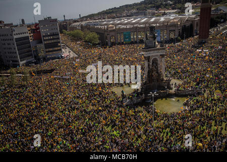 Barcelona, Spanien, 15. April 2018 die Befürworter der Unabhängigkeit Kataloniens in einer Demonstration festgenommen Unterstützung katalanischer Politiker teilnehmen. Zahlreiche Separatisten wurden im Zuge der verbotenen Unabhängigkeit Referendum im Oktober 2017 verhaftet. Sie sind der Rebellion und der Unterschlagung öffentlicher Gelder beschuldigt. Foto: Santi Palacios/dpa Quelle: dpa Picture alliance/Alamy leben Nachrichten Stockfoto