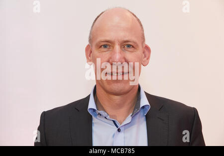 10 April 2018, Deutschland, Hamburg: Alexander Knoch, Leiter Technik und Fabriken der Nahrungsmittelhersteller Nestlé Hamburg, Lächeln nach einer Veranstaltung. Foto: Georg Wendt/dpa Stockfoto