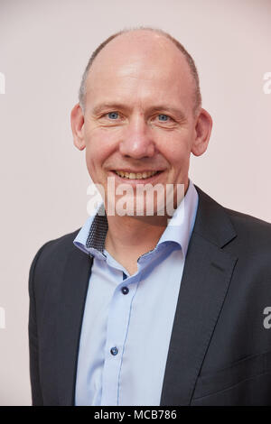 10 April 2018, Deutschland, Hamburg: Alexander Knoch, Leiter Technik und Fabriken der Nahrungsmittelhersteller Nestlé Hamburg, Lächeln nach einer Veranstaltung. Foto: Georg Wendt/dpa Stockfoto