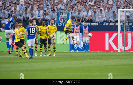 Gelsenkirchen, Deutschland. 15 Apr, 2018. 15 April 2018, Deutschland, Gelsenkirchen: Fussball, Bundesliga, FC Schalke 04 gegen Borussia Dortmund in der Veltins-arena: schalkes Naldo (l) schießt Vergangenheit der Dortmunder wand Bewertung für 2:0 Quelle: Guido Kirchner/dpa - WICHTIGER HINWEIS: Aufgrund der Deutschen Fußball Liga (DFL) · s Akkreditierungsregeln, Veröffentlichung und Weiterverbreitung im Internet und in online Medien ist während des Spiels zu 15 Bildern pro Match/dpa/Alamy Leben Nachrichten begrenzt Stockfoto