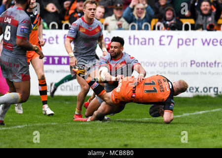 Castleford, UK. 15 Apr, 2018. 15. April 2018, Flicken - A - Schlauch Dschungel, Castleford, England; Betfred Super League Rugby, Castleford Tiger v Katalanen Drachen; Castleford Tiger' Oliver Holmes Kerben wieder Credit: Aktuelles Bilder/Alamy leben Nachrichten Stockfoto