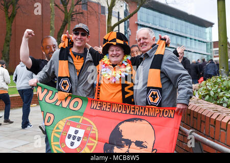 Wolverhampton, Vereinigtes Königreich. 15. April 2018: Die Wölfe Fans feiern den Gewinn der Meisterschaft und Aufstieg in die Premier League nach einem 2-0 über den Blues Birmingham City FC am Molineux Stadium gewinnen. Credit: Ian Francis/Alamy leben Nachrichten Stockfoto