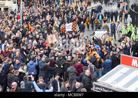 Wolverhampton, Vereinigtes Königreich. 15. April 2018: Die Wölfe Fans feiern den Gewinn der Meisterschaft und Aufstieg in die Premier League nach einem 2-0 über den Blues Birmingham City FC am Molineux Stadium gewinnen. Credit: Ian Francis/Alamy leben Nachrichten Stockfoto