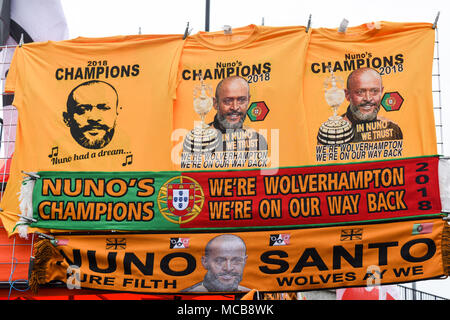 Wolverhampton, Vereinigtes Königreich. 15. April 2018: Die Wölfe Fans feiern den Gewinn der Meisterschaft und Aufstieg in die Premier League nach einem 2-0 über den Blues Birmingham City FC am Molineux Stadium gewinnen. Credit: Ian Francis/Alamy leben Nachrichten Stockfoto