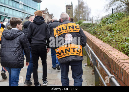 Wolverhampton, Vereinigtes Königreich. 15. April 2018: Die Wölfe Fans feiern den Gewinn der Meisterschaft und Aufstieg in die Premier League nach einem 2-0 über den Blues Birmingham City FC am Molineux Stadium gewinnen. Credit: Ian Francis/Alamy leben Nachrichten Stockfoto