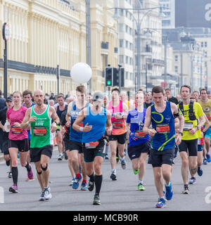 Brighton, Sussex, UK, 15. April 2018; große Gruppe von Läufern an Brighton Marathon. Credit: Ian Stewart/Alamy leben Nachrichten Stockfoto