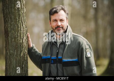 03 April 2018, Deutschland, Werneck: Ralf Petercord, Leiter der Abteilung Wald des Bayerischen Landesanstalt für Forstwirtschaft. In diesem Jahr, Eichen in Teilen der Freistaat Bayern angesichts der akuten Bedrohung von zigeunermotten. Foto: Nicolas Armer/dpa Stockfoto