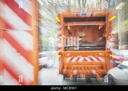 Berlin, Deutschland. 12 Apr, 2018. 12 April 2018, Deutschland, Berlin: Die Berliner Stadtreinigung (BSR) Müllwagen. (Foto mit zoom Effekt) genommen - KEINE LEITUNG SERVICE-Credit: Annette Riedl/dpa/Alamy leben Nachrichten Stockfoto