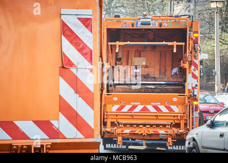 Berlin, Deutschland. 12 Apr, 2018. 12 April 2018, Deutschland, Berlin: ein müllauto. - Keine LEITUNG SERVICE-Credit: Annette Riedl/dpa/Alamy leben Nachrichten Stockfoto