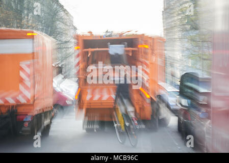 Berlin, Deutschland. 12 Apr, 2018. 12 April 2018, Deutschland, Berlin: ein Radfahrer hinter einem müllwagen. (Foto mit zoom Effekt) genommen - KEINE LEITUNG SERVICE-Credit: Annette Riedl/dpa/Alamy leben Nachrichten Stockfoto