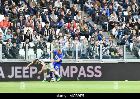 Turin, Italien. 15 Apr, 2018. Giorgio Chiellini (Juventus FC), Fabio Quagliarella (UC Sampdoria), während die Serie ein Fußballspiel zwischen FC Juventus vs UC Sampdoria bei Allianz Stadion am 15. April 2018 in Turin, Italien. Credit: Antonio Polia/Alamy leben Nachrichten Stockfoto