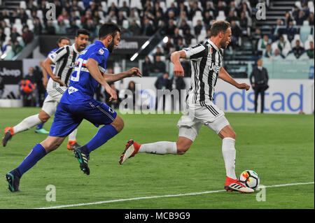 Turin, Italien. 15 Apr, 2018. Benedikt Howedes (Juventus FC) während der Serie ein Fußballspiel zwischen FC Juventus und UC Sampdoria bei Allianz Stadion am 15. April, in Turin, Italien 2018. Quelle: FABIO UDINE/Alamy leben Nachrichten Stockfoto