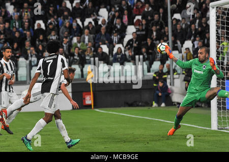 Turin, Italien. 15 Apr, 2018. Benedikt Howedes (Juventus FC) während der Serie ein Fußballspiel zwischen FC Juventus und UC Sampdoria bei Allianz Stadion am 15. April, in Turin, Italien 2018. Quelle: FABIO UDINE/Alamy leben Nachrichten Stockfoto