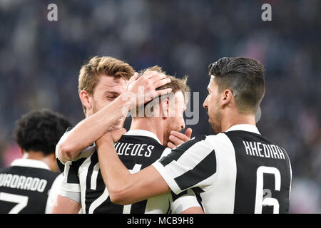 Turin, Italien. 15 Apr, 2018. Benedikt Hšwedes (Juventus FC), Sami Khedira (Juventus FC), während die Serie ein Fußballspiel zwischen FC Juventus vs UC Sampdoria bei Allianz Stadion am 15. April 2018 in Turin, Italien. Credit: Antonio Polia/Alamy leben Nachrichten Stockfoto