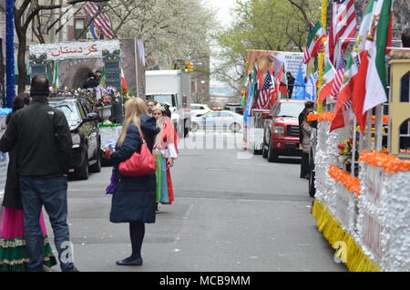 New York, New York City, USA. 15 Apr, 2018. März Paraders entlang der Madison Avenue in der Zeit der persischen Day Parade in Manhattan, New York City, 15. April 2018. Credit: Ryan Rahman/Alamy leben Nachrichten Stockfoto
