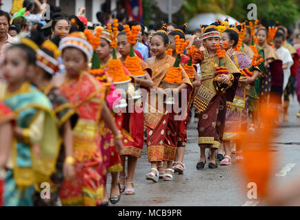 Luang Prabang, Laos. 15 Apr, 2018. Menschen nehmen an einer Parade Songkran Festival in Luang Prabang, Laos, am 15. April 2018 zu feiern. Songkran Festival, auch als Wasser Festival bekannt, ist in Laos während der traditionellen laotischen ins neue Jahr gefeiert. Quelle: Xinhua/Alamy leben Nachrichten Stockfoto