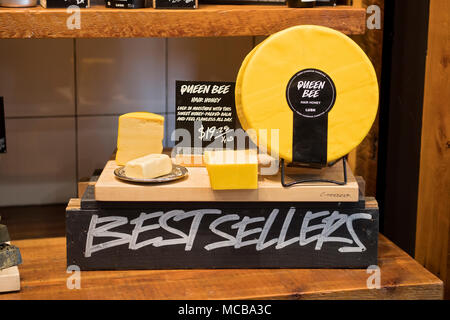 Seife, die aussieht wie Käse für Verkauf durch das Pfund im üppigen Store auf der East 14th Street in Greenwich Village, New York City. Stockfoto