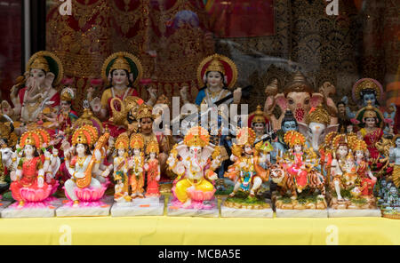 Statuen der hinduistischen Götter und Göttinnen für Verkauf auf Liberty Avenue in Richmond Hill, Queens, New York City. Stockfoto