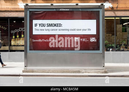 Eine öffentliche Gesundheit Warnzeichen für Raucher und ehemalige Raucher auf der Rückseite des Kiosk am Broadway in Greenwich Village, Manhattan, New York City. Stockfoto