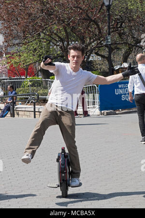 Ein Engländer leben in New York, eine elektrische Einrad in Union Square Park in Manhattan, New York City. Stockfoto