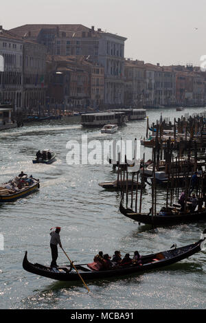 Blick auf den Canal Grande von der Rialtobrücke, Venedig, Italien Stockfoto