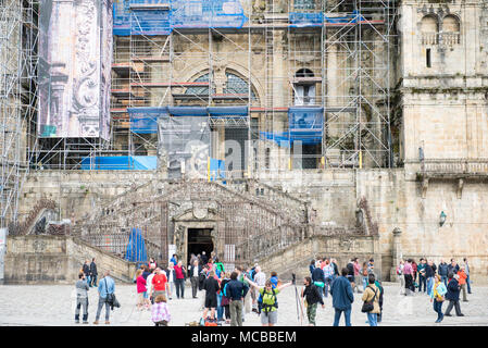 Kathedrale von Santiago de Compostela aus gesehen Praza do Obradoiro mit Besuchern und Touristen Stockfoto