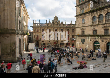 Praza das Praterias in Santiago de Compostela mit vielen Besuchern Stockfoto