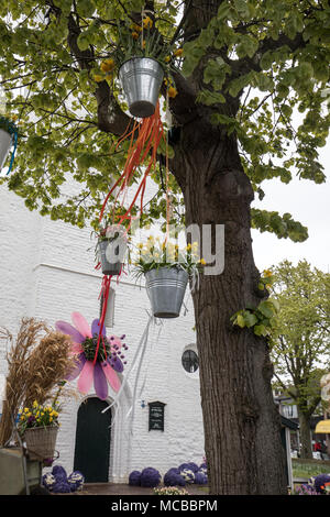 Noordwijkerhout, Niederlande - 23 April, 2017: Dekorationen mit hängenden Eimer mit gelben Narzissen in der traditionellen Blumen parade Bloemencorso fr Stockfoto