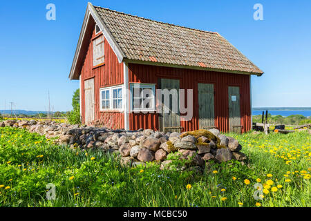 Alte Plumpsklo in der Landschaft Stockfoto