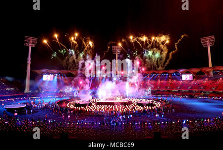 Feuerwerke sind aus eingestellt als die endgültige Leistung während der Abschlussveranstaltung für die Commonwealth Games 2018 in Carrara Stadion an der Gold Coast, Australien. Stockfoto