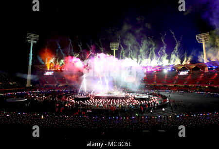 Feuerwerke sind aus eingestellt als die endgültige Leistung während der Abschlussveranstaltung für die Commonwealth Games 2018 in Carrara Stadion an der Gold Coast, Australien. Stockfoto