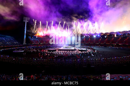 Feuerwerke sind aus eingestellt als die endgültige Leistung während der Abschlussveranstaltung für die Commonwealth Games 2018 in Carrara Stadion an der Gold Coast, Australien. Stockfoto