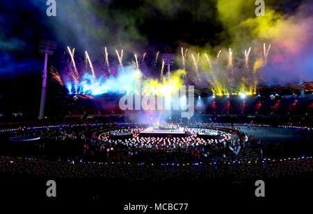 Feuerwerke sind aus eingestellt als die endgültige Leistung während der Abschlussveranstaltung für die Commonwealth Games 2018 in Carrara Stadion an der Gold Coast, Australien. Stockfoto