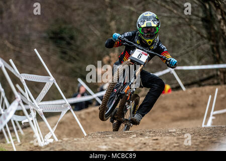 Britische Downhill Mountain Biker Danny Hart, der aktuell Fahrten für Madison Sarazenen. Hart-gewann die 2011 und 2016 UCI Mountainbike Weltmeisterschaft. Stockfoto