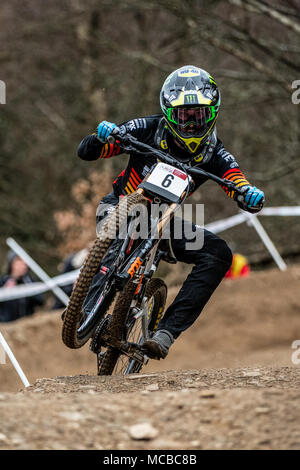 Britische Downhill Mountain Biker Danny Hart, der aktuell Fahrten für Madison Sarazenen. Hart-gewann die 2011 und 2016 UCI Mountainbike Weltmeisterschaft. Stockfoto