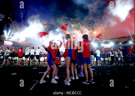 Insel Man Athleten wave Flags bei der Abschlussfeier für die Commonwealth Games 2018 in Carrara Stadion an der Gold Coast, Australien. Stockfoto