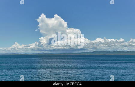 Wabernde Cumulus onshore Wolken bilden im Binnenland an der Küste von North East Peru eines späten Nachmittag in der Nähe der Fischerstadt Talara in Peru. Stockfoto
